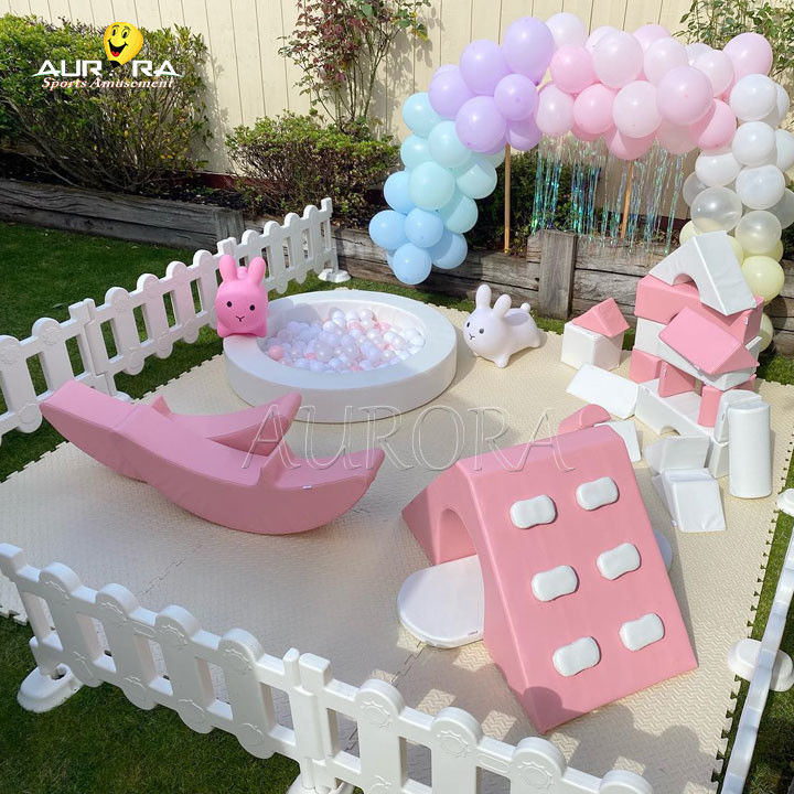 Bộ dụng cụ chơi mềm Thuê sân chơi trong nhà Pink And White Kids Play Party