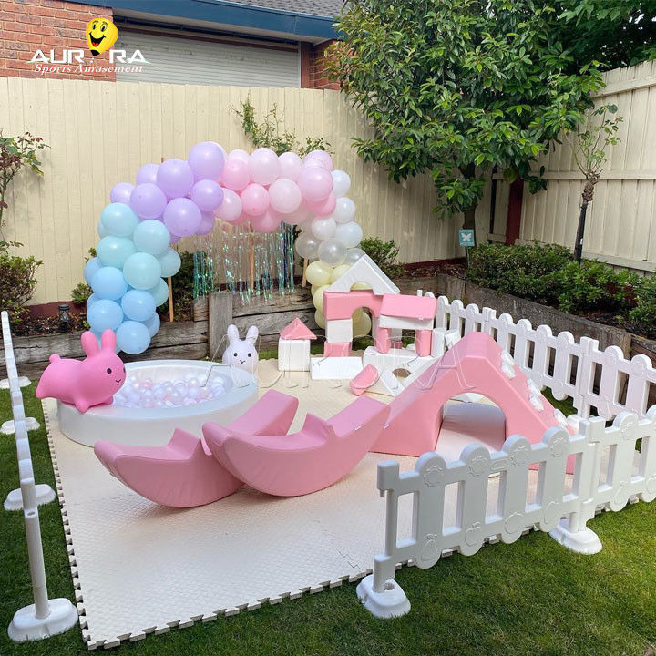 Bộ dụng cụ chơi mềm Thuê sân chơi trong nhà Pink And White Kids Play Party