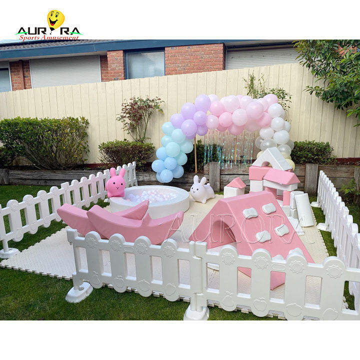 Bộ dụng cụ chơi mềm Thuê sân chơi trong nhà Pink And White Kids Play Party