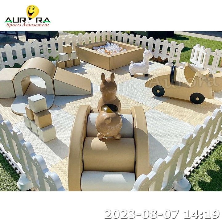 Máy chơi mềm trong nhà màu nâu bán hàng hàng rào trắng Soft Play cho trẻ em