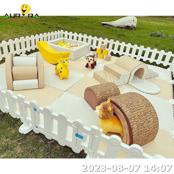 Máy chơi mềm trong nhà màu nâu bán hàng hàng rào trắng Soft Play cho trẻ em