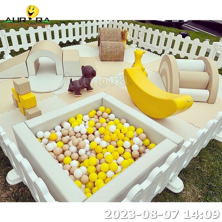 Máy chơi mềm trong nhà màu nâu bán hàng hàng rào trắng Soft Play cho trẻ em