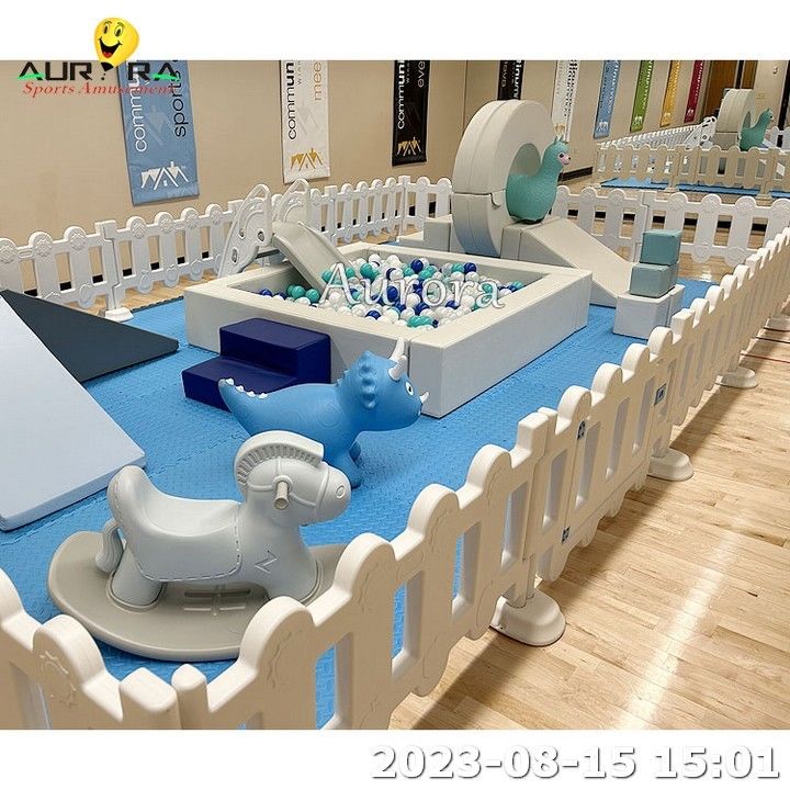 Màu trung tính Thiết bị chơi bóng mềm Chỗ chơi bóng mềm với slide ngoài trời màu hồng