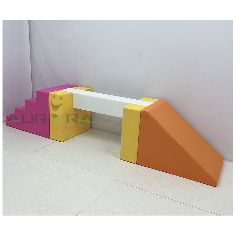 Thiết bị chơi mềm màu cam với hố bóng và trượt băng màu hồng màu đỏ sân chơi mềm trong nhà